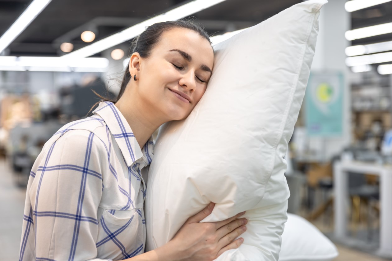 Zdjęcie profilowanej poduszki ergonomicznej SleepMed Supreme Pillow z widocznymi nacięciami Airforce™ w zbliżeniu, leżącej na ciemnym tle, co podkreśla jej unikalną strukturę.