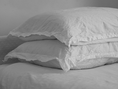 białe poduszki