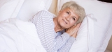 Wyposażenie łóżka seniora – jak odpowiednio je przygotować?