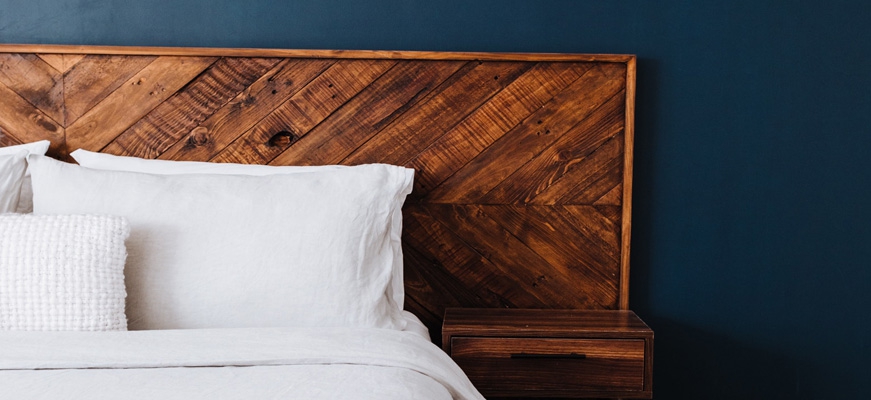 Czy wybór drewnianego łóżka do sypialni jest dobrym pomysłem? Gdzie kupić dobre łóżko z drewna ?