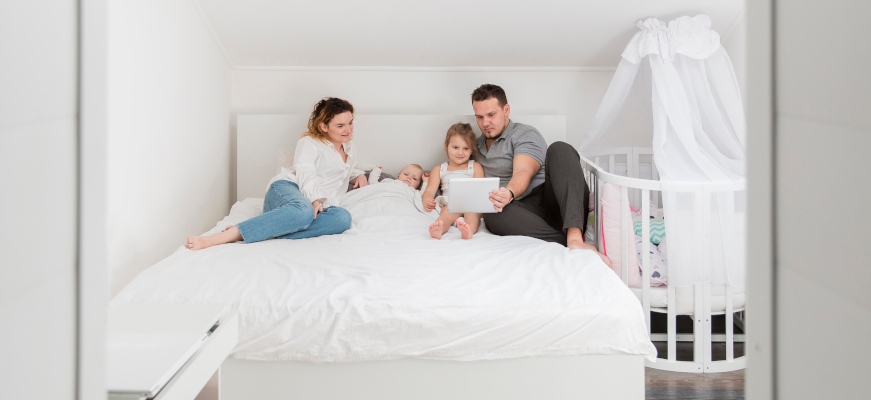 Sypialnia dla rodziców z dzieckiem - jak urządzić praktycznie i elegancko? 