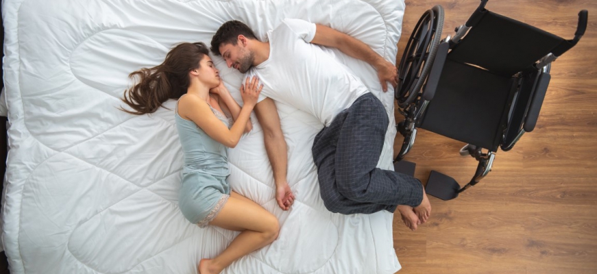 Materac dla osoby niepełnosprawnej: przewodnik po materacach przeciwodleżynowych piankowych dostosowanych do potrzeb specjalnych