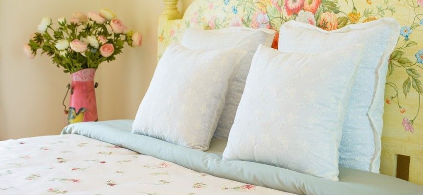 Wiosenne porządki w sypialni - jak odświeżyć łóżko, materac i pościel?